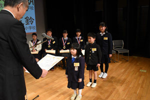 第6回「おかやま新聞コンクール」の表彰式で松田正己山陽新聞社社長から賞状などを受け取る子どもたち