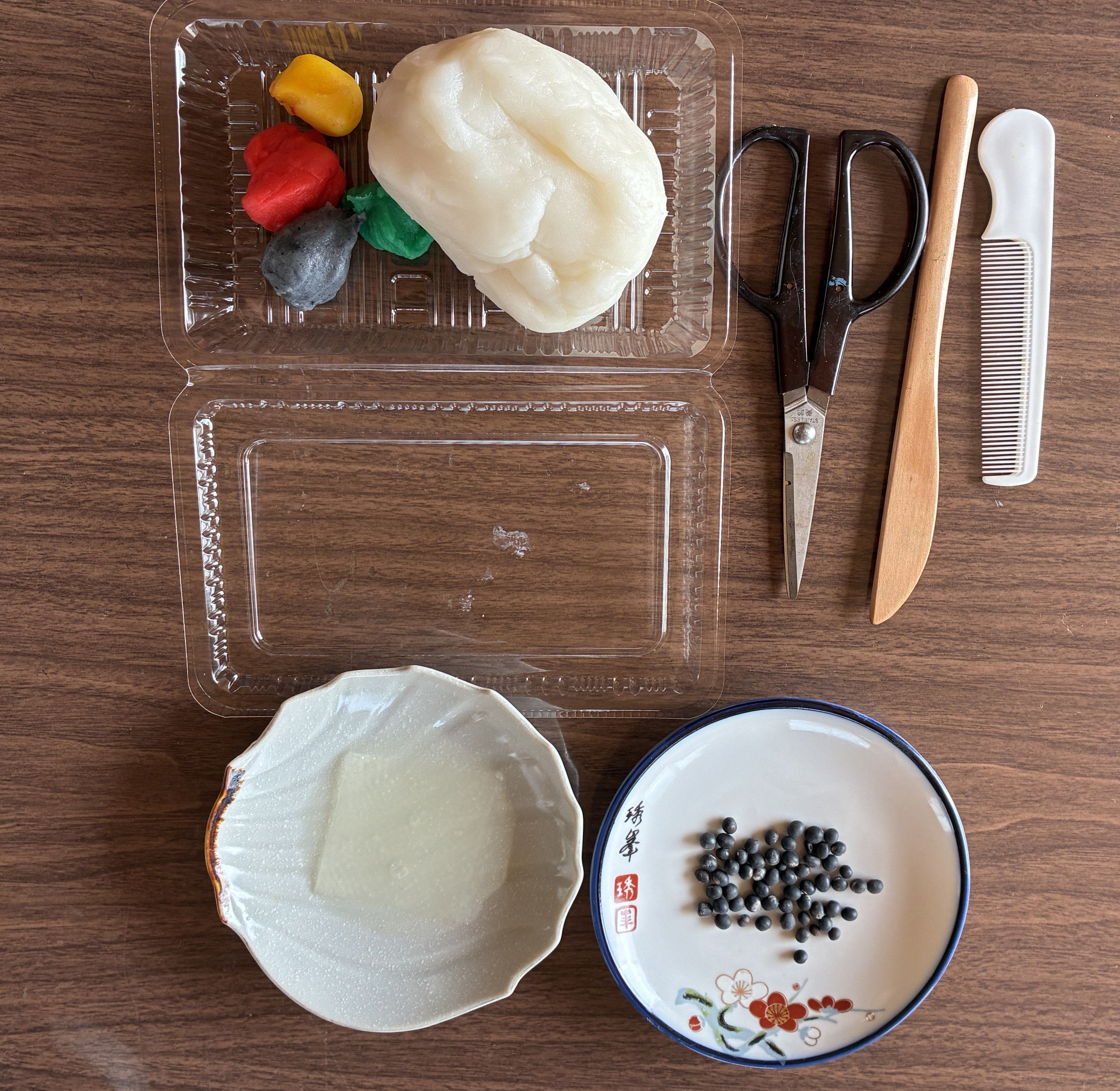ししこま作りに使う材料や道具。くしやへらといった女の子にまつわる小物を使う.jpg