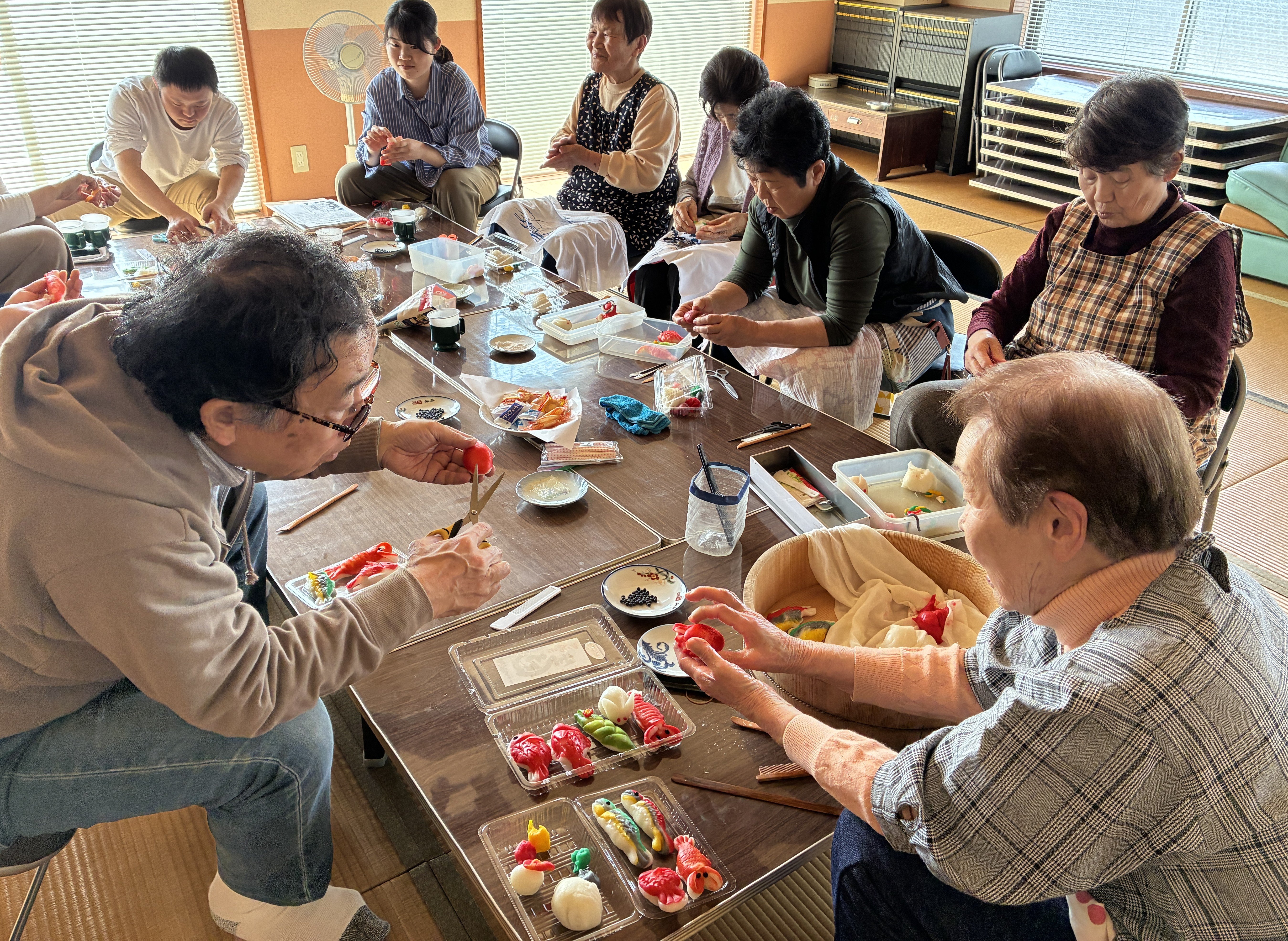 千場さんから作り方を教えてもらう武本代表２.jpg