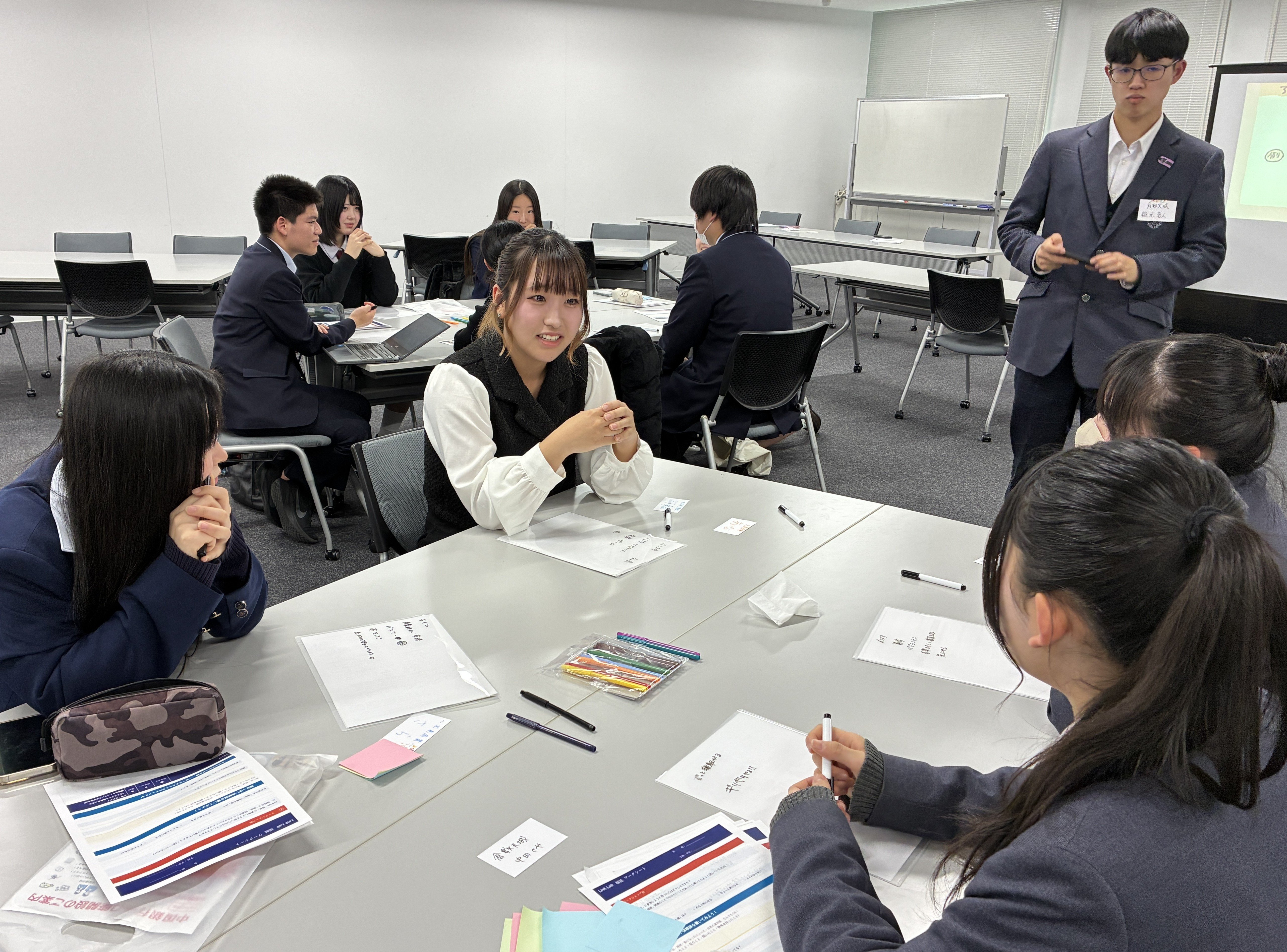 記事用）意見交換する高校生.jpg