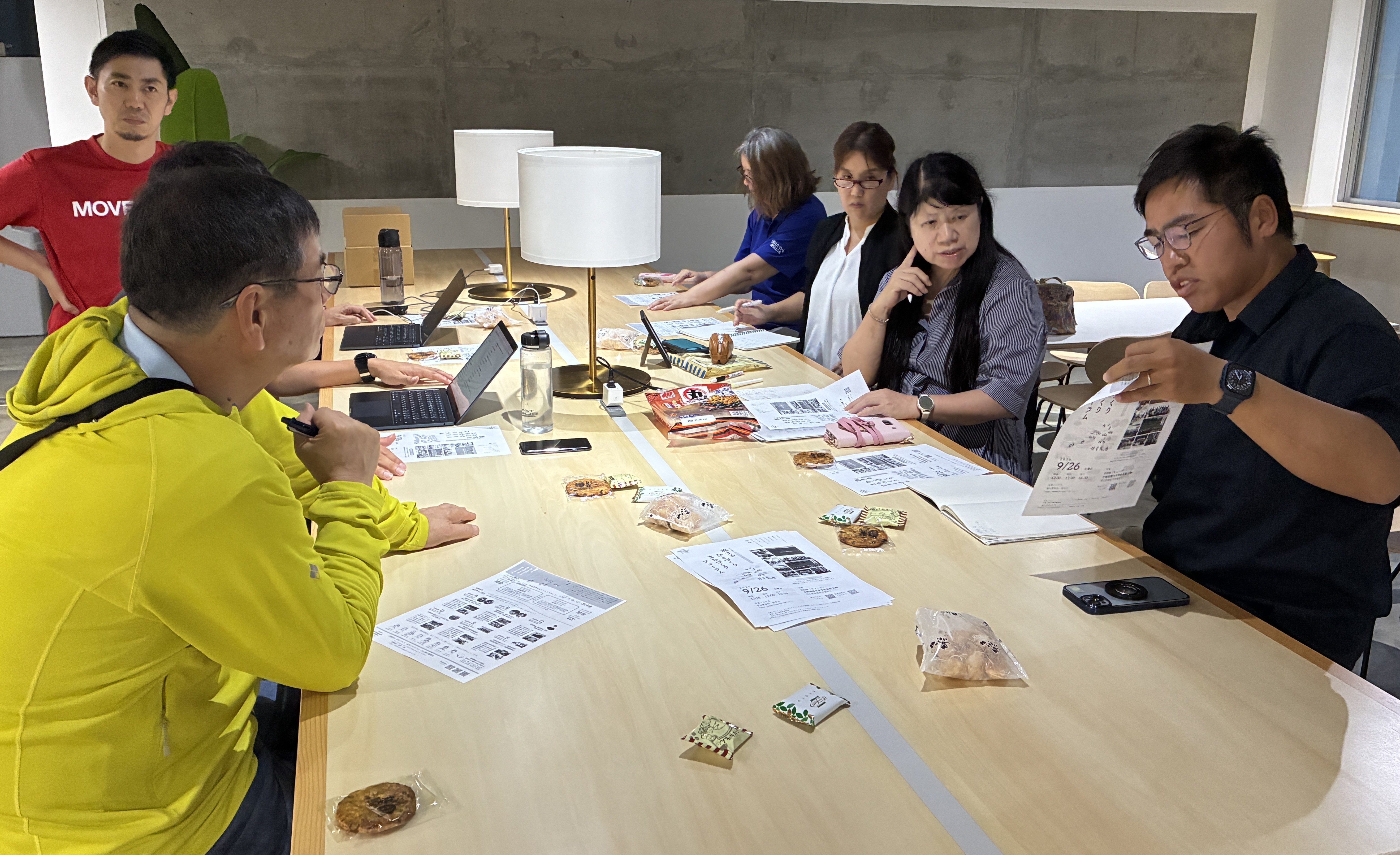 会場で打ち合わせる実行委メンバーら.JPG