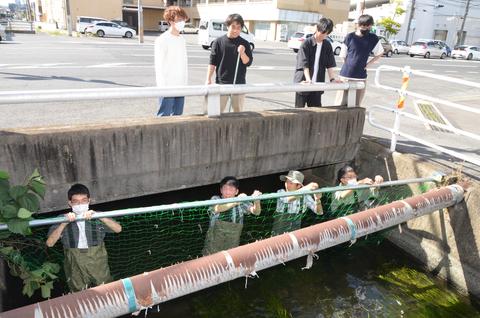 海ごみ削減へ用水路で回収実験　本社と岡山科技専