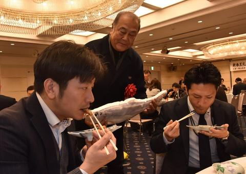 ヒラの若魚を新たな名物料理に　岡山水産物流通促進協が試食会