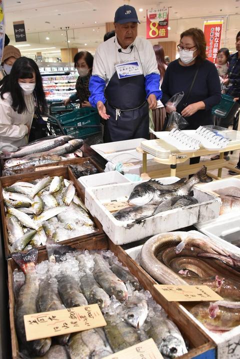 笠岡から直送 旬の地魚を次々購入 天満屋ハピータウン岡南店で販売