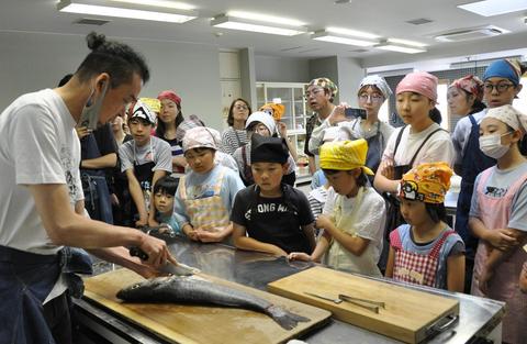 地魚のおいしさをプロから学ぶ おかとと、岡山で親子料理教室