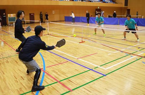 県内初のピックルボール公式大会　津山で愛好者ら７０人熱戦
