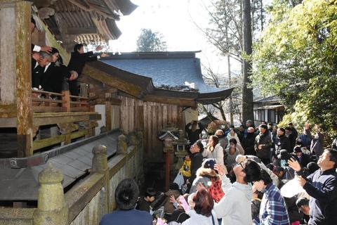 餅投げやマルシェでにぎわう　真庭・大津神社で伝統の霜月祭