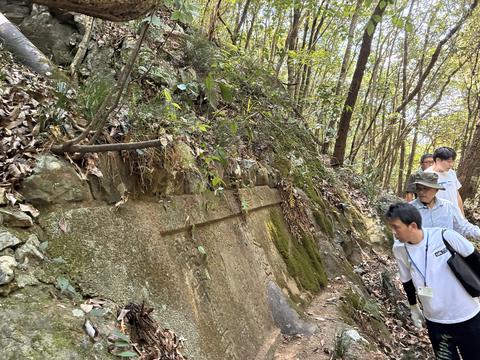 久米南町に残る１００年前の先人の遺産学ぶ　教員らが「サイホン」テーマに研修会